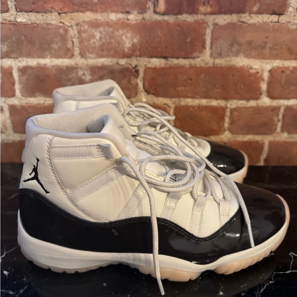 WOMEN'S AIR JORDAN 11 RETRO 'NEAPOLITAN'
SAIL/VELVET BROWN SIZE 9.5W(8M)